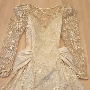 1960s/70s EUC VTG Ivory Sheer Puffed Long Sleeved Lace Lined Wedding Dress